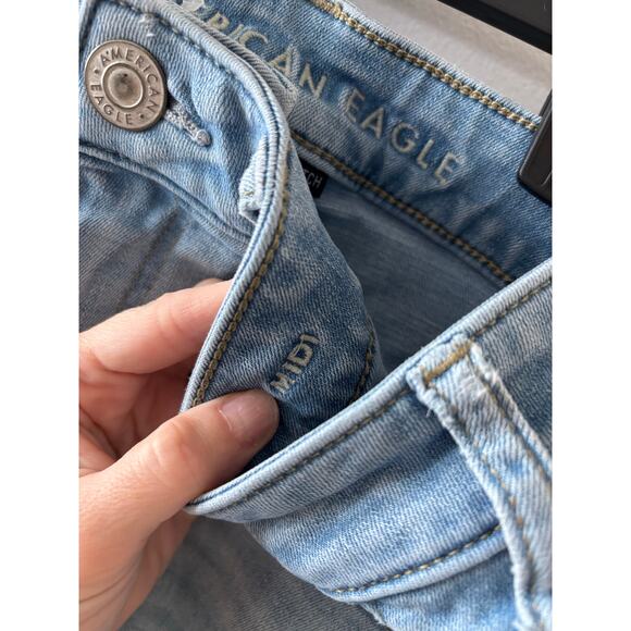 American Eagle Womens Midi Shorts Size 6 Light Wash Next Level Stretch Denim - Picture 4 of 6
